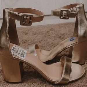 BRAND NEW‼️ Gold heels